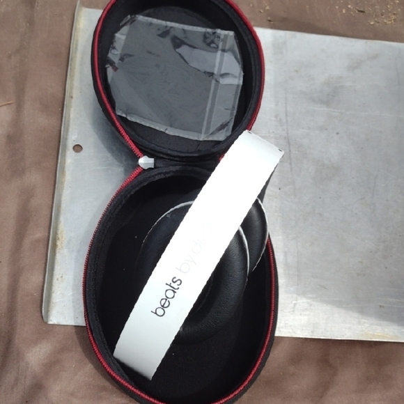 Beats by Dre Studio White Headphones with Case - Picture 1 of 1